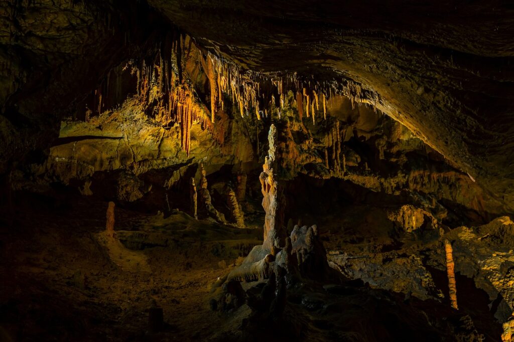 Cave Tours in the Balck Hills Cave, stalactite cave